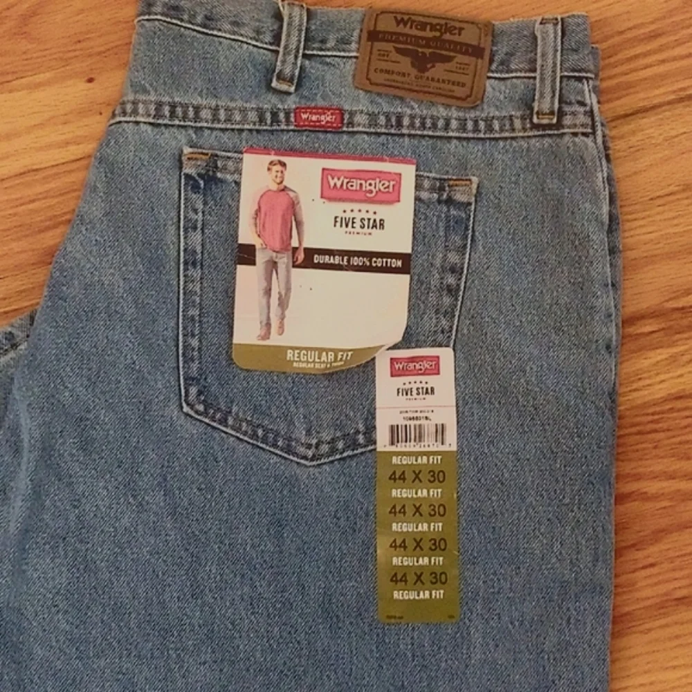 Wrangler Classic 5 pocket Medium Wash Jeans. Size 44x30 Regular Fit